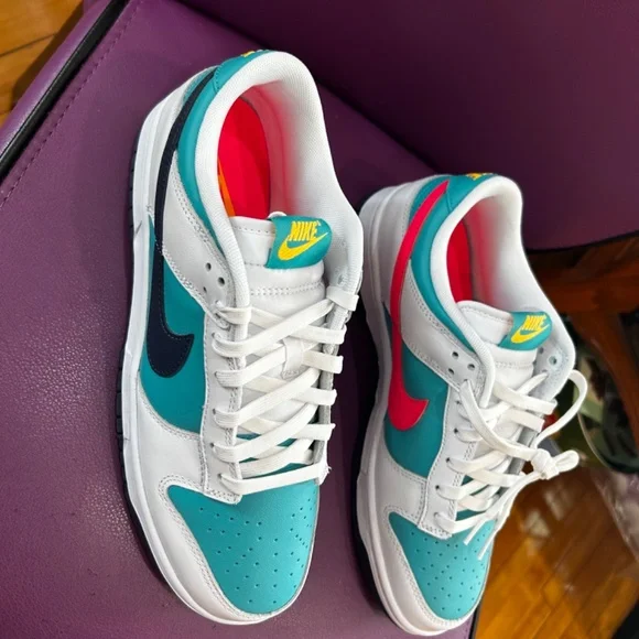 Never Worn - Teal Nike Sneakers for Men display picture 1